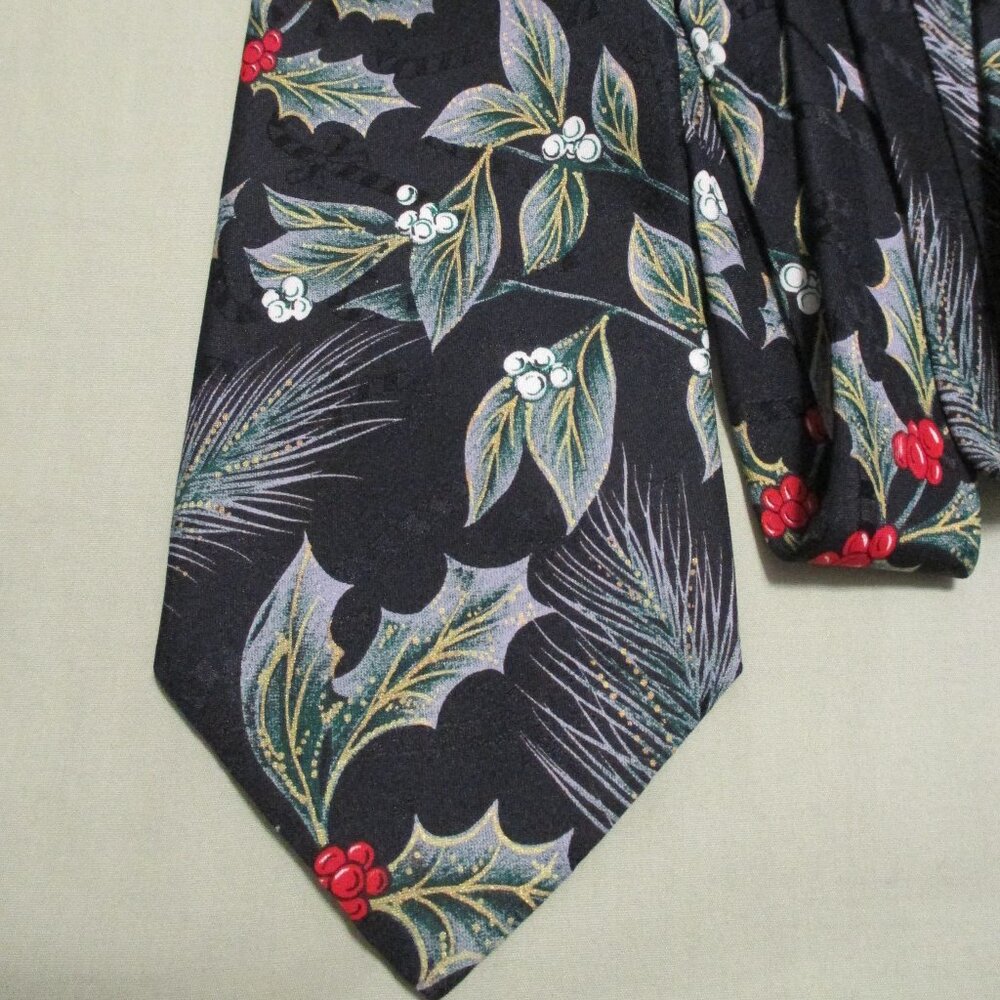 Men's tie Christmas Yule Tie Greetings by Hallmark with holly & berries